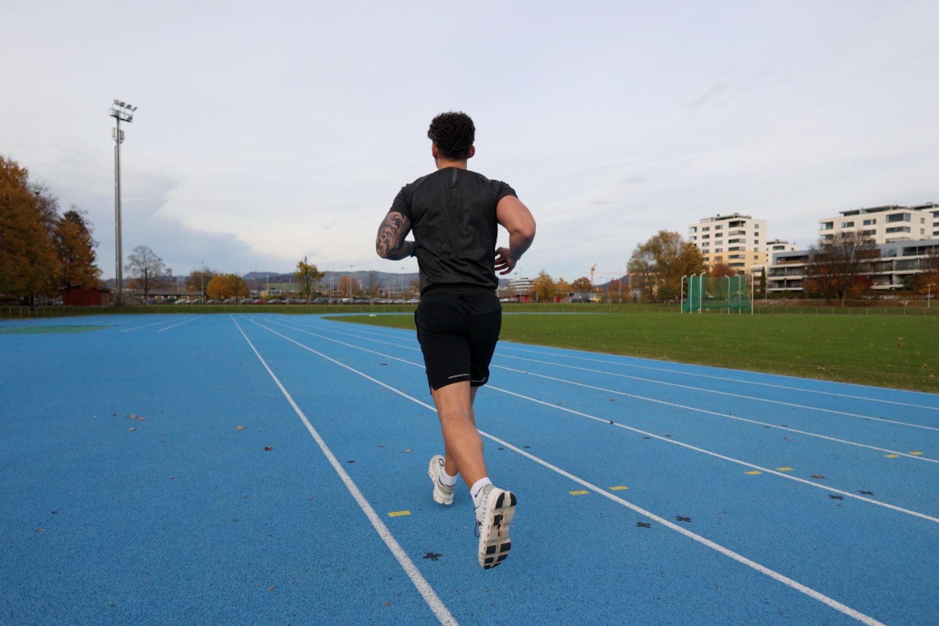 <p><strong>Vor allem an warmen Tagen oder nach langen Trainings war ich komplett ausgelaugt.</strong></p><p>Egal wie viel Wasser ich getrunken habe, es wurde nicht besser. Ich habe gemerkt: Nur Wasser reicht meinem Körper nicht.</p>